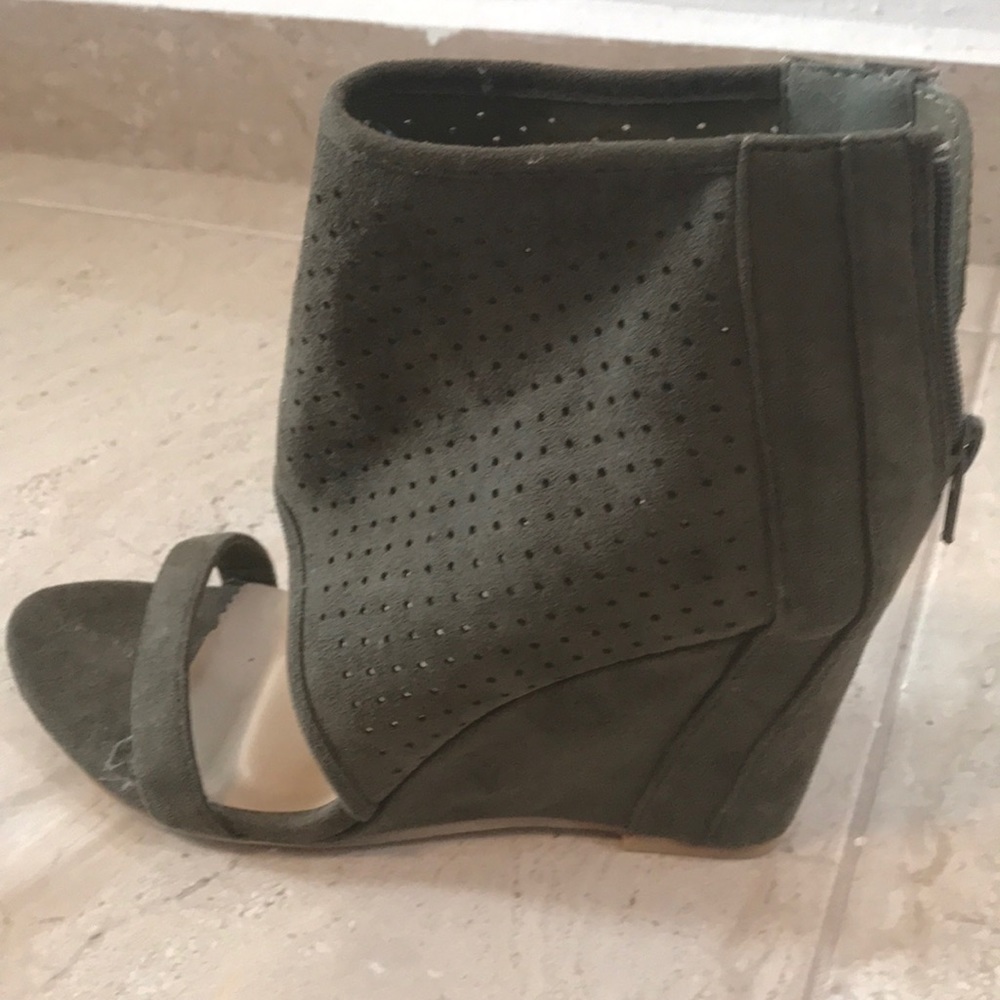 Shoes - Picture 2 of 3
